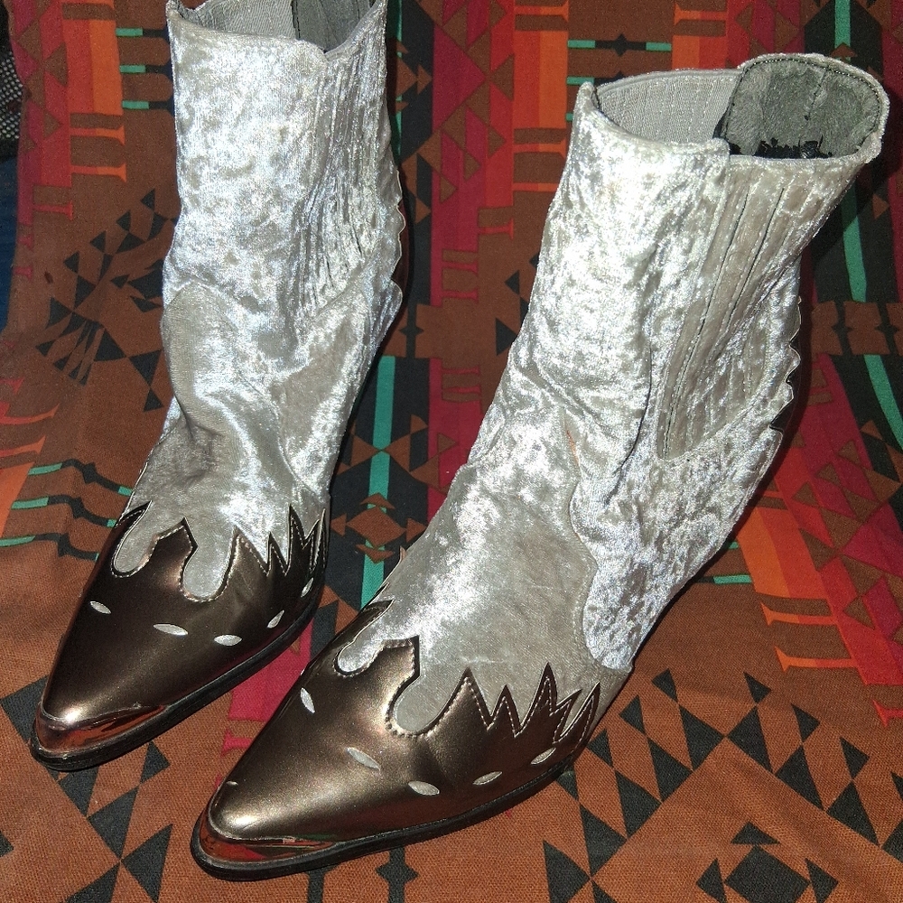 CAPE ROBINS KELSEYS MIXED MEDIA POINTY TOE FLAME PATTERN BOOTIES.